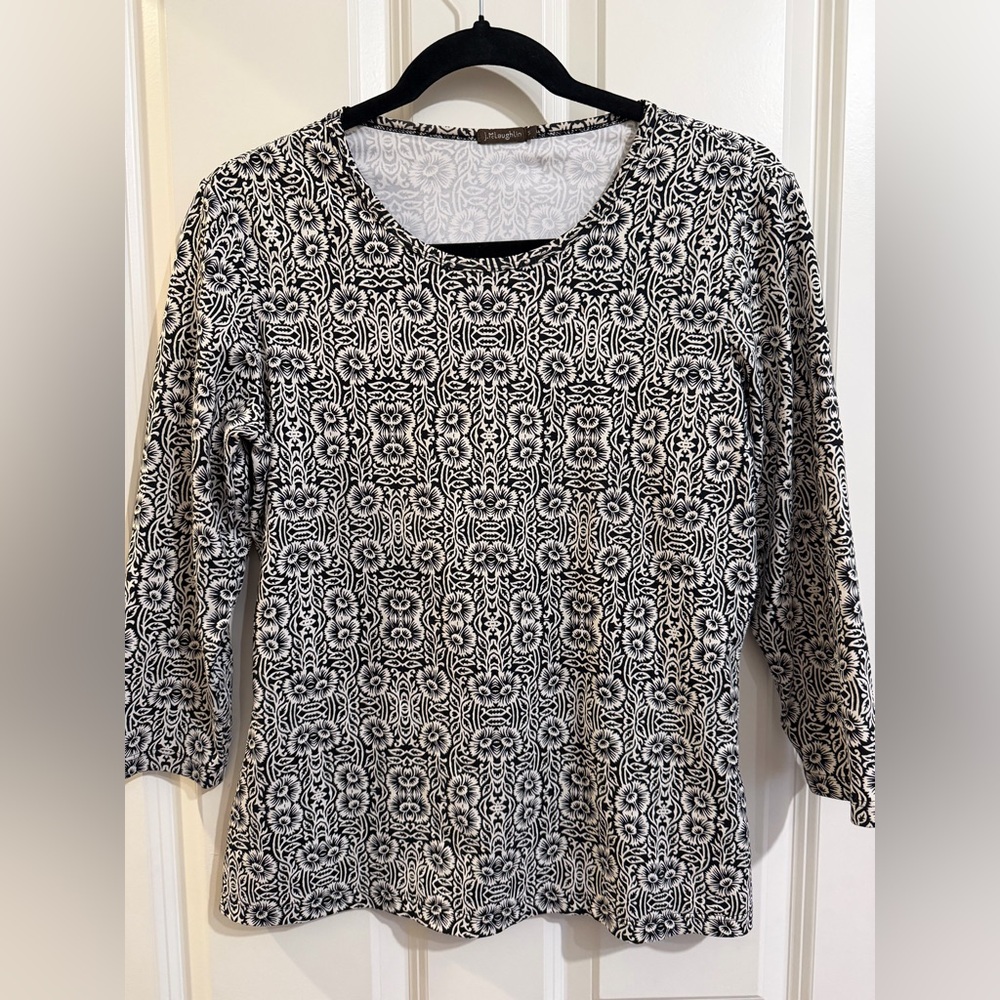 J. McLaughlin black and white 3/4 sleeve Catalina cloth
t shirt.